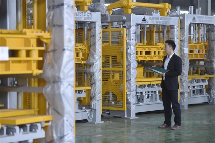 3月7日,在福建省南安市,群峰机械的销售人员在透水砖机主机