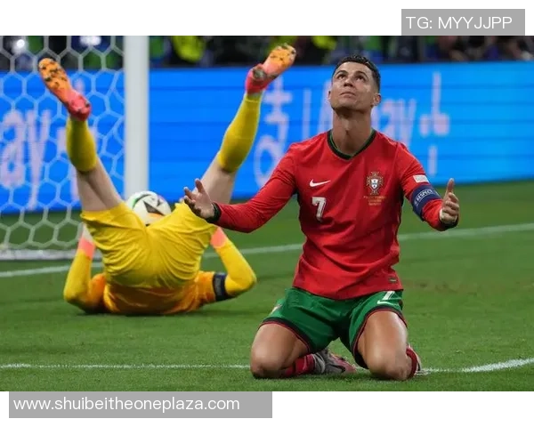 《探索足坛传奇人物:从梅西到C罗,足球巨星的辉煌与挑战》 《探索足坛传奇人物:从梅西到C罗,足球巨星的辉煌与挑战》