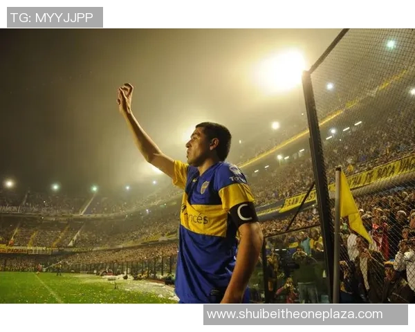 冷漠足球球星冷眼注视画面展现独特个性与比赛中的坚韧决心 冷漠足球球星冷眼注视画面展现独特个性与比赛中的坚韧决心