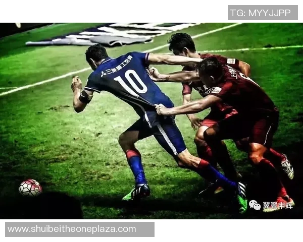 当足球传奇同框闪耀赛场见证荣耀与友谊的永恒瞬间 当足球传奇同框闪耀赛场见证荣耀与友谊的永恒瞬间
