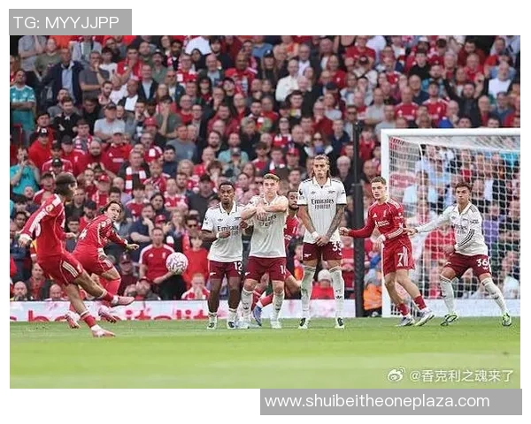 足坛巨星劲射瞬间全场沸腾震撼镜头展现非凡射门技艺